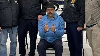 Fotografía que muestra al presidente de Venezuela, Nicolás Maduro, escoltado por agentes de la Administración para el Control de Drogas, luego de su captura este 3 de enero de 2026, en Nueva York (Estados Unidos).