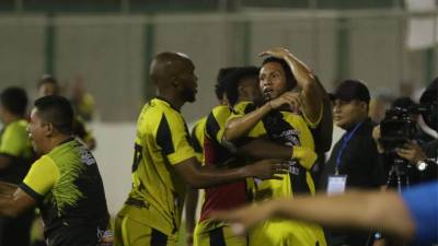 Jugadores del Comayagua celebrando con el héroe Óscar Padilla ya que marcó el gol de la victoria.