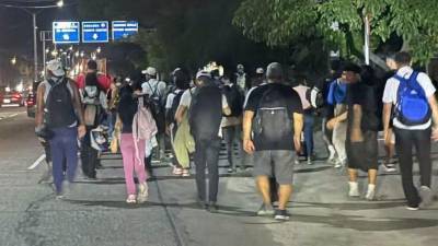 Un grupo de al menos 200 hondureños salieron la tarde del domingo en caravana con la esperanza de llegar a Estados Unidos.