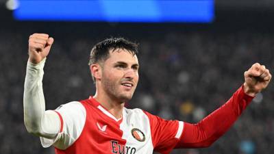 Santiago Giménez celebrando uno de sus dos tantos que le anotó al Lazio en su primer partido en la historia de la Champions League.