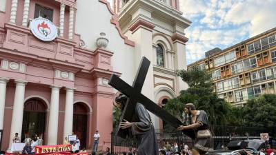 En medio del silencio de la madrugada y con una fe en las calles, fieles de la<b> Iglesia Católica</b> se congregaron desde antes de las 6:00 de la mañana frente a la Catedral de San Pedro Apóstol para participar en el tradicional <b>viacrucis de Viernes Santo</b>, que partió en la tercera avenida.