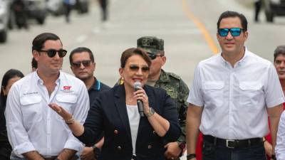 Fotografía de la Presidenta Xiomara Castro junto al secretario privado de Presidencia, Héctor Zelaya y el ministro de la SIT, Octavio Pineda.