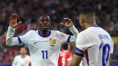 Ousmane Dembélé y Kylian Mbappé recibieron ofensivos comentarios por parte de Jorge Sampaoli.