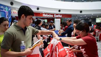 Entregas. Los patrocinadores se encargaron de sorprender a cada uno de los atletas presentes que estarán en la Maratón La Prensa.