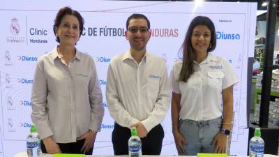 Representantes de las marcas patrocinadoras, entre ellas Porsauld y Aguazul junto a Mario Faraj Jr. de Diunsa.