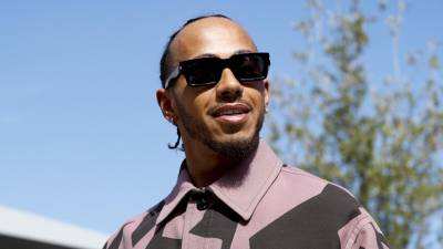 Lewis Hamilton asiste regularmente a retiros en silencio y lee libros de autoayuda.