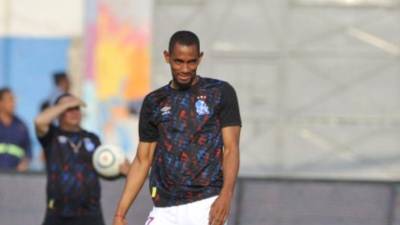 Jerry Bengtson durante los ejercicios de calentamiento antes del partido Olimpia vs Génesis FC.