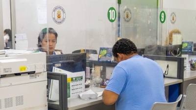 Si no quiere realizar los trámites en línea, puede acudir a las oficinas ubicadas en los bajos del centro comercial Galerías del Valle.