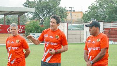 Héctor Vargas (centro) dirigió su primer partido con el Zacapa.