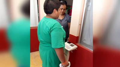 Un niño acude a control médico en un hospital de Honduras en una fotografía de archivo.