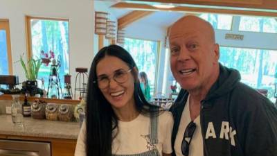 Demi Moore y Bruce Willis en una imagen de redes sociales.