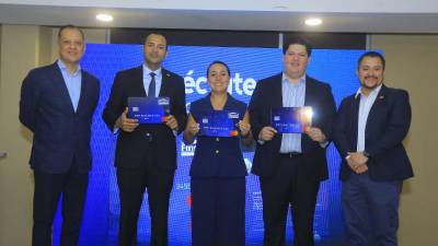 Ejecutivos de Finsol, Mastercard y Processusnet, presentan la tarjeta de débito, destacando su papel en la inclusión financiera y el acceso a la economía digital.