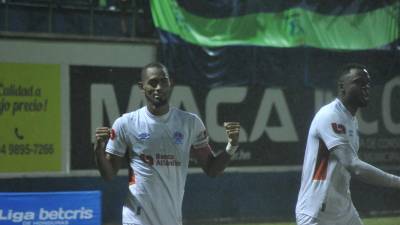 La felicidad de Jerry Bengtson tras marcar el gol de la victoria.