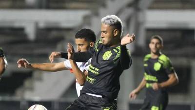 Alex López disputa el balón con José Mario Pinto.