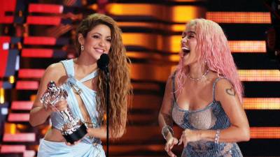 Shakira y Karol G en los MTV Video Music Awards.