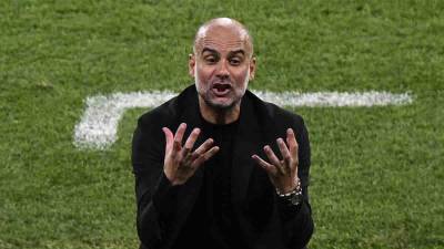 Pep Guardiola dando instrucciones durante el partido Manchester City vs Inter por la final de la UEFA Champions League.