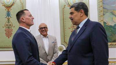 Fotografía cedida por Palacio de Miraflores donde se observa al líder chavista Nicolás Maduro (d) saludando al enviado especial del presidente de Estados Unidos Donald Trump, Richard Grenell (i), este viernes, en Caracas (Venezuela).
