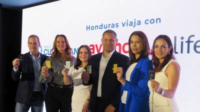 Ejecutivos de Banco Cuscatlán, Avianca Lifemiles y Visa durante el lanzamiento de las nuevas tarjetas de crédito Lifemiles CUSCATLAN Visa.