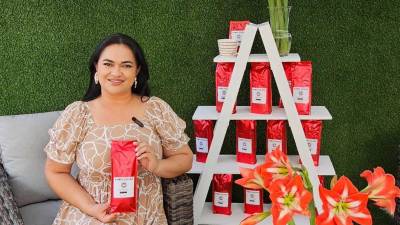Brenda Moncada, reconocida periodista hondureña lanza al mercado “Amore Helena” su propia marca de café.