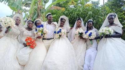 Un hombre de 47 años se casó con siete mujeres a la misma vez, dos con las que se casó son hermanas biológicas.. Así fue la ceremonia.