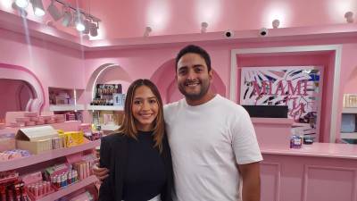 Emprendedores sampedranos en su tienda.