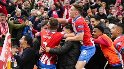 El Girona ganó por 2-1 al Valencia con una remontada épica para continuar luchando en lo más alto de la Liga Española.
