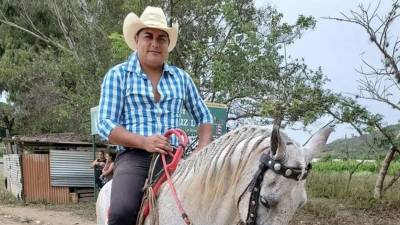 Un hombre fue asesinado dentro de su propia vivienda la tarde de este sábado 23 de mayo en la comunidad de Cuyalí, departamento de El Paraíso, luego de que un desconocido le pidiera prestado el baño y lo atacara a balazos.