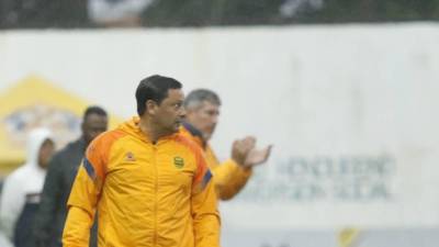 Jeaustin Campo dando instrucciones durante el Real España vs Génesis.