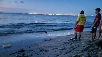 El cuerpo sin vida de Santiago Bardales fue hallado a la orilla de la playa luego de ser arrastrado por un río en Omoa, Cortés.