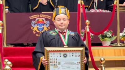 La conferencia internacional de la comunidad universitaria, entregó el titulo de doctor honoris causa, al Hondureño Grevil Omar Alvarado Leiva, por su ardua labor en favor de la migración y de familias de escasos recursos en Tapachula.