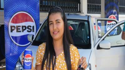 La residente de El Progreso, Ingrid Mariela Vásquez, recibió muy felizmente su Suzuki Alto totalmente nuevo.