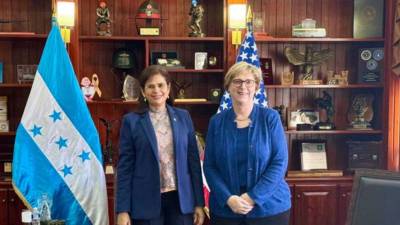 Rixi Moncada Godoy, ministra de de Defensa Nacional junto a Laura Dogu, embajadora de los Estados Unidos en Honduras.