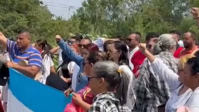 Docentes durante una protesta esta semana en exigencia de seguridad, mejores condiciones laborales y el cumplimiento del reajuste salarial aprobado por el Gobierno.