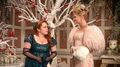 Nicola Coughlan y Jessica Madsen en una escena de la serie ‘Bridgerton’.