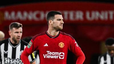 El portugués Dalot del Manchester United lamentando uno de los tres goles encajados ante Newcastle.