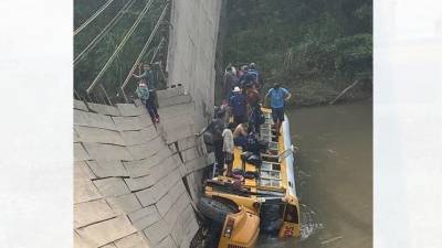 El bus cayó un par de metros a las aguas del río Chamelecón.