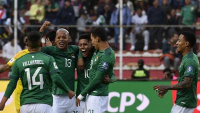 Jugadores de Bolivia celebrando uno de los dos goles anotados en el triunfazo ante Perú.
