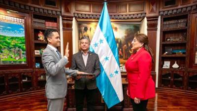 Christian Duarte es juramentado por la presidenta Xiomara Castro.