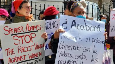 Un grupo de trabajadoras inmigrantes se manifiestan durante una conferencia de prensa celebrada a solo unos pasos de la Alcaldía de Nueva York.