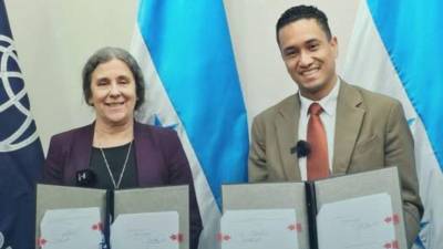 Ministro hondureño de Finanzas, Christian Duarte, y la representante del BM en Honduras, Kinnon Scott.