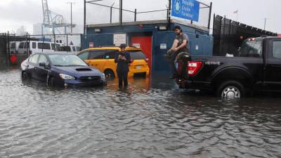 La gobernadora de Nueva York, Kathy Hochul, declaró este viernes el estado de emergencia por las lluvias que están causando inundaciones repentinas en varias áreas incluyendo la Gran Manzana, donde se han visto afectados el sistema de metro, autobús y las carreteras.
