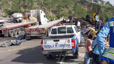 El fatal choque de las rastras se resgitró en la carretera CA-5 a la altura del sector conocido como <a rel=noopener noreferrer href=https://www.laprensa.hn/fotogalerias/honduras-comayagua-cuesta-virgen-historia-mitos-carretera-siguatepeque-KG10346950#image-1 target=_blank>“La Cuesta de La Virgen”</a> en el departamento de Comayagua, zona central de Honduras.