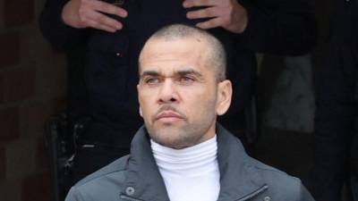 El futbolista brasileño Dani Alves, condenado por violación en España, salió en libertad provisional de la cárcel tras pagar una fianza de 1 millón de euros (1,1 millones de dólares).