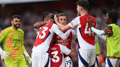 Los jugadores del Arsenal celebran el gol de Leandro Trossard durante el partido contra el Leicester.