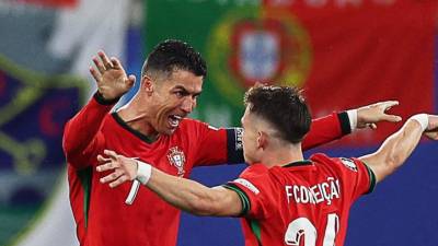 Cristiano Ronaldo celebrando la victoria en su debut en la Eurocopa 2024.