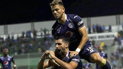 Lucas Campana festeja su gol de penal marcado contra la UPN en Comayagua.