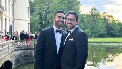 El presentador de televisión Carlos Adyan y su ahora esposo Carlos Quintanilla.