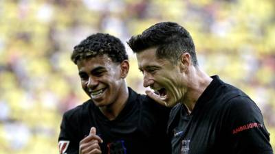 Robert Lewandowski celebrando uno de sus dos goles con Lamine Yamal en el Villarreal vs Barcelona.