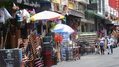 A partir del 1 de agosto será prohibido que los puestos saquen su mercadería a las aceras.