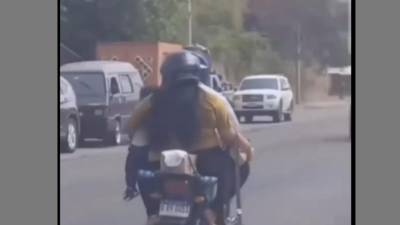 Captura de un video que se ha viralizado en las redes sociales y en el que se ve a dos personas transportando a un menor de edad.